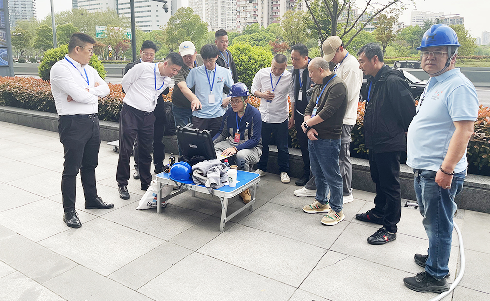 杭清协考察方吉狗外墙清洗机器人